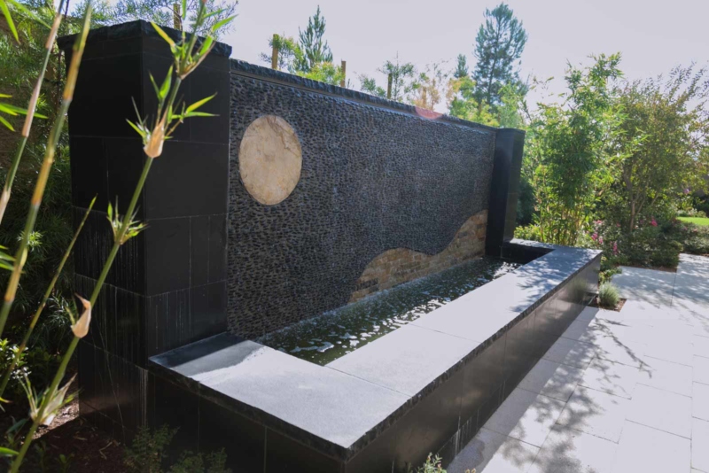 Water fountain with decorative stones