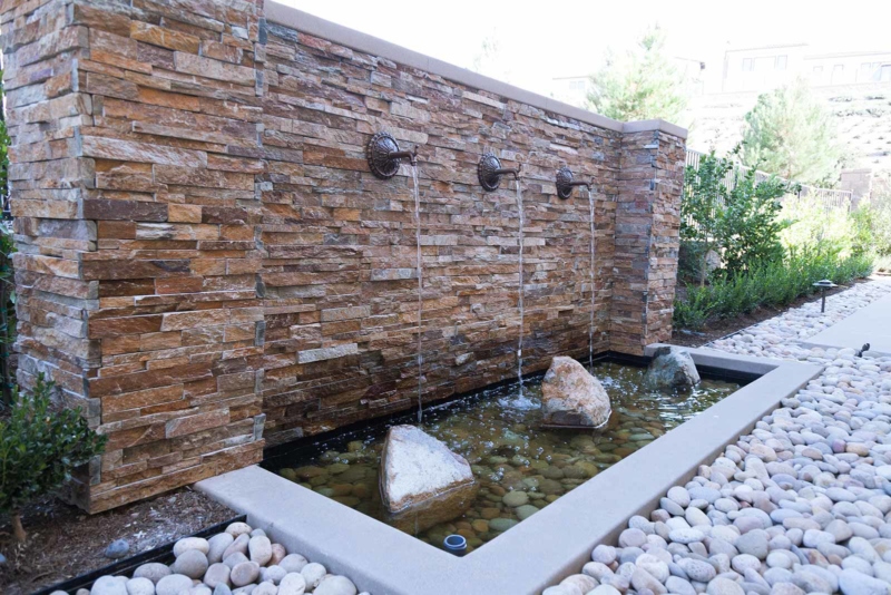 Water fountain with rocks